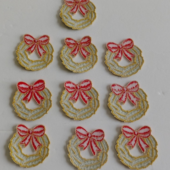Sequined And Embroidered Iron-On Appliques of Holiday Wreaths - NEW - Picture 3 of 6